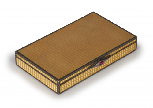 Cajita en esmalte guilloché y plata dorada.Francia, pp. d