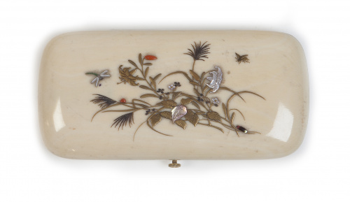 Estuche para costura en marfil con aplicaciones de latón y 