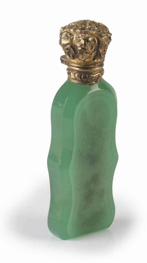 Perfumero en cristal verde de decoración grabada con tapa d