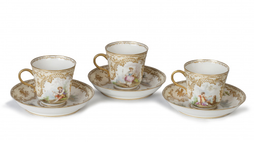 Juego de tres tacitas con su platos en porcelana esmaltada 