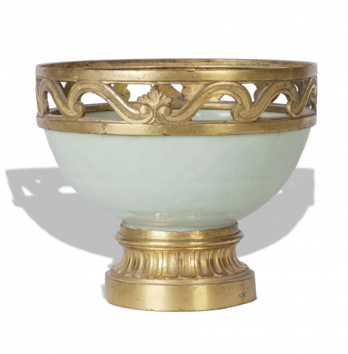 Centro en porcelana esmaltada en verde celadón montado en b