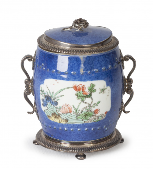 Bote en porcelana montada en plata, con forma de barril. 