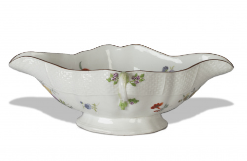 Salsera en pocelana esmaltada con ramilletes pintadas, asa 