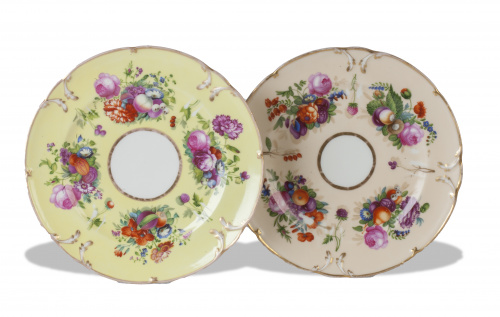 Pareja de platos en porcelana esmaltada y dorada con decora