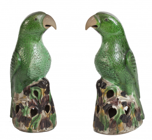 Pareja de loros en cerámica esmaltada, China, S. XX.