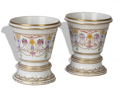 Pareja de maceteros de porcelana esmaltada con decoración a