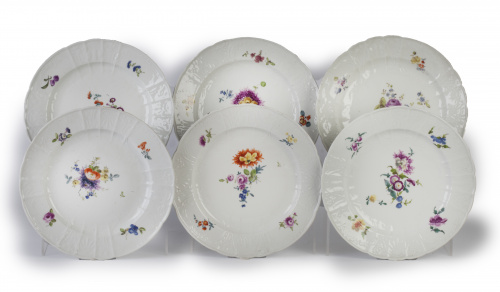 Juego de seis platos en porcelana esmaltada con decoración 