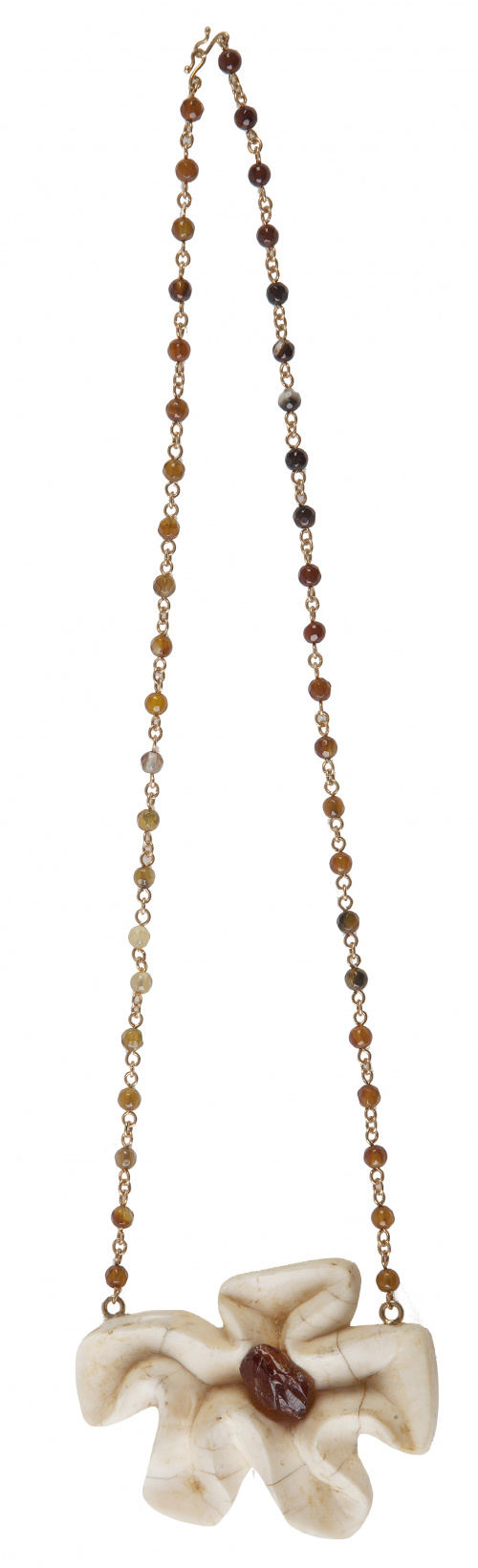 Collar con gran centro de flor de marfil con diseño lobulad