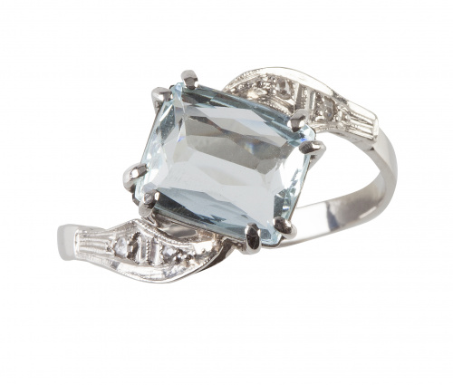 Sortija con aguamarina talla esmeralda engastada en oblícuo