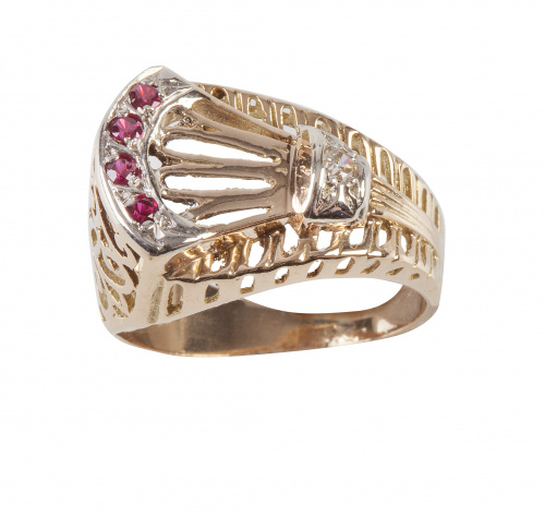 Sortija chevaliere asimétrica, con diseño calado y elevado 