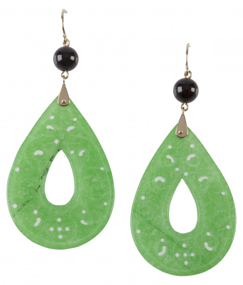 Pendientes largos con gotas talladas de jade que penden