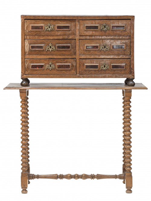 Papelera Carlos II en madera de nogal y carey sobre mesa de