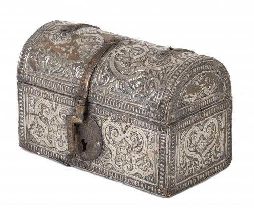 Cofre con tapa de bóveda de medio cañón y alma de madera cu