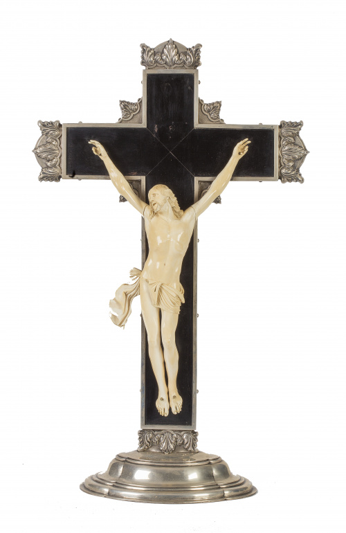 Cristo Marfil tallado sobre cruz de madera y cantoneras d
