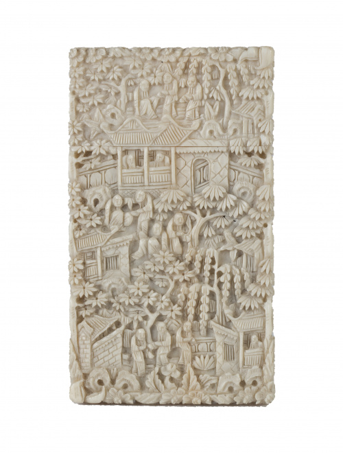 Tarjetero en marfil tallado decorado con escenas palaciegas