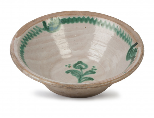 Lebrillo de cerámica esmaltada de verde con flor en el asie
