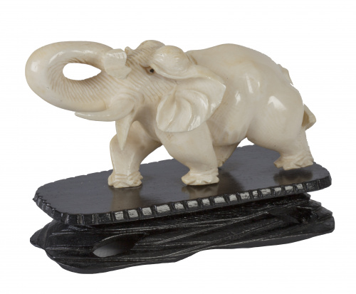 Elefante en marfil tallado.China, S. XIX-XX