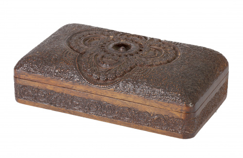 Caja de madera tallada de decoración abigarrada.Trabajo a