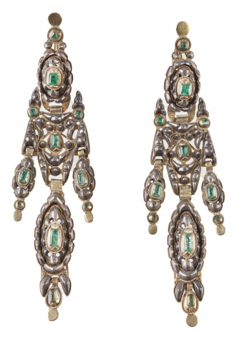 Pareja de arracadas de esmeraldas S. XVIII con tres cuerpos