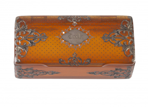 Cajita simulando carey y aplicaciones de plata con nombre e