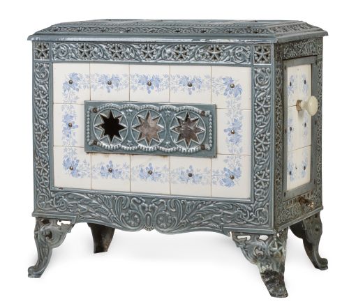 Estufa de hierro con placas de cerámica esmaltada, decorada