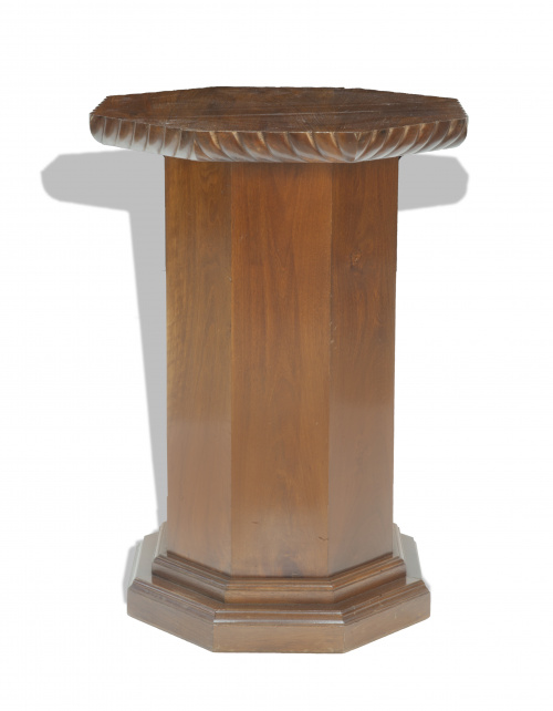 Peana de madera de caoba, de tapa octogonal, S. XX.