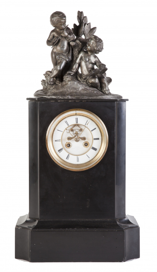 Reloj regulador de mármol negro y escultura aplicada en la 