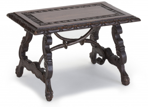 Bufete con patas en forma de lira en madera tallada.Model