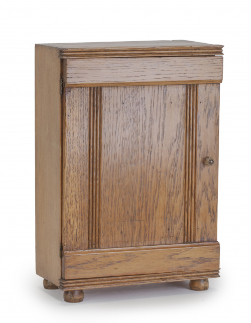 Armario de madera de roble tallada.Modelo de ebanista, pp