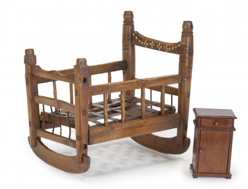 Lote formado por pequeña mesilla de noche y cuna en madera 