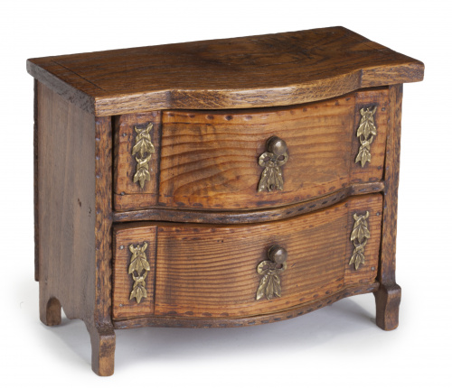 Cómoda con dos cajones y aplicaciones en metal.Modelo de ebani