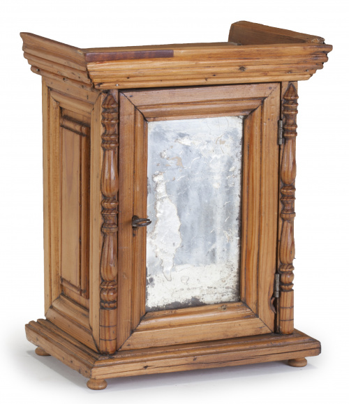 Armario con espejo flanqueado por columnas torneadas.Mode