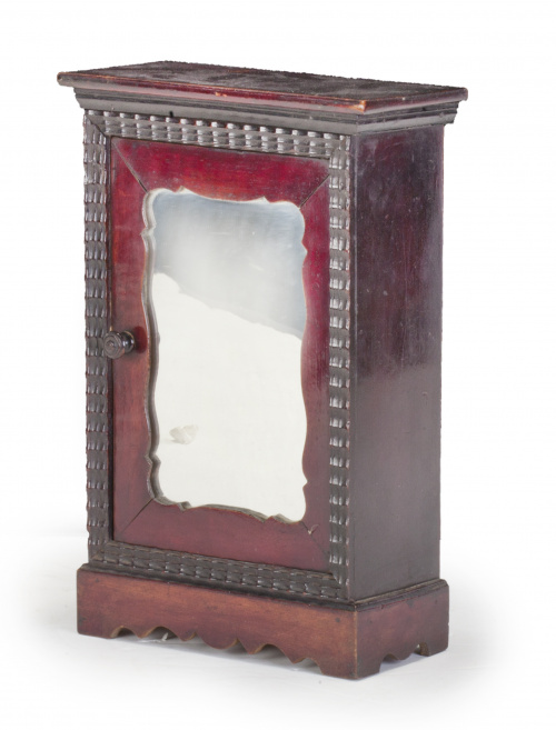 Armario con luna, con remate rizado y estantes en el interi