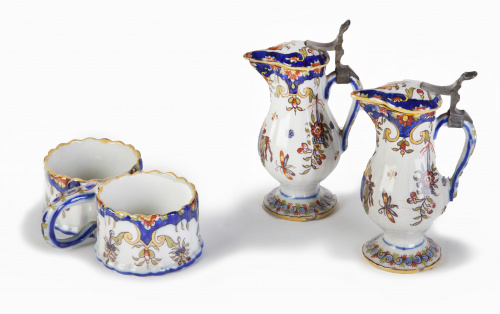 Recado de vinagreras blasonados en loza esmaltada.Francia