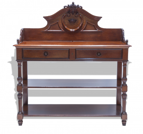 Aparador de madera de caoba, con corona de marqués tallada 