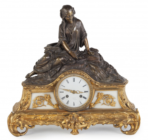 Reloj en bronce dorado y patinado.Trabajo francés. S. XIX