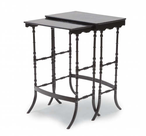 Dos mesas nido de madera ebonizada.Trabajo francés, h. 19