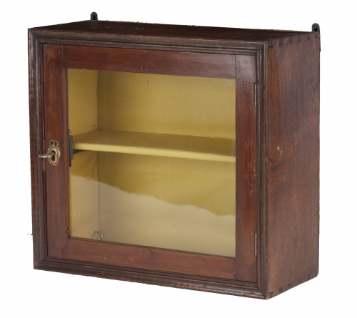 Vitrina de colgar en madera tallada.Con interior forrado 