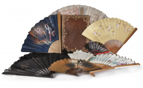 Lote de nueve abanicos y una carpeta de piel gofrada, S. XI