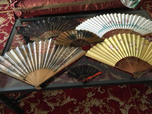 Lote de nueve abanicos y una carpeta de piel gofrada, S. XI