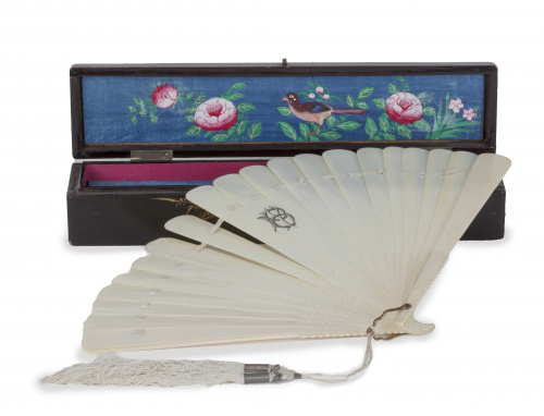 Abanico brisé de marfil, con iniciales talladas.Francia, 
