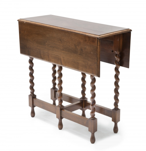 Mesa de alas con patas torneadas.Inglaterra, h. 1900.