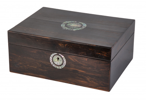 Caja en madera de palisandro e incrustaciones de nácar.Tr