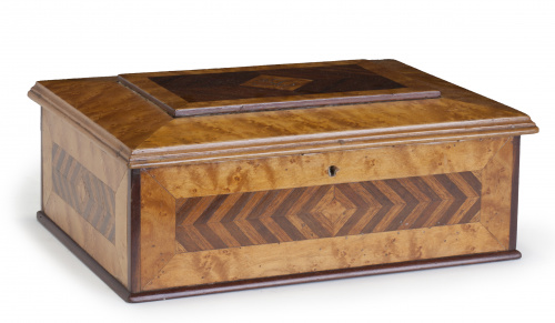 Caja en madera de raíz tallada con decoración en marqueterí