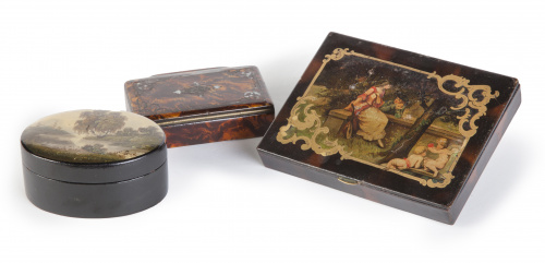 Lote de tres cajas con decoración lacada, dos del S. XIX y 