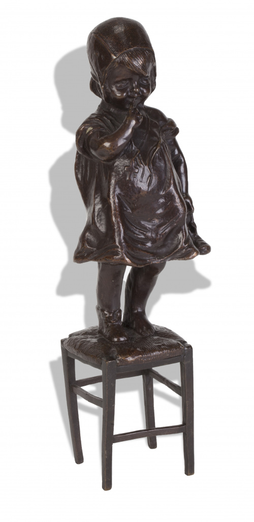 "Niña sobre una silla".Escultura en bronce, siguiendo a J