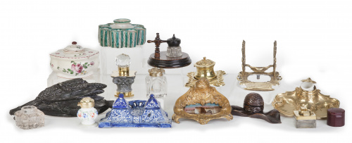 Colección de 17 tinteros de cerámica, bronce y madera, S. X