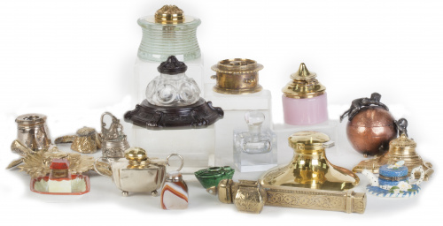Colección de 17 tinteros variados, alguno de bronce o cerám