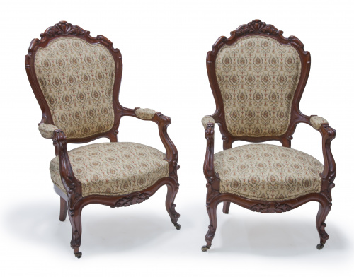 Pareja de butacas isabelinas en madera tallada.Trabajo es