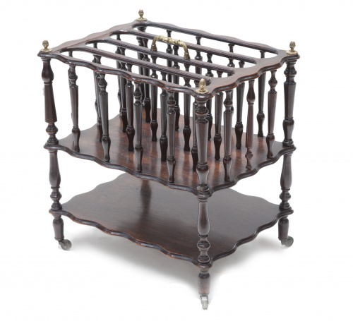 Revistero de madera tallada.Inglaterra, pp. del S. XX.